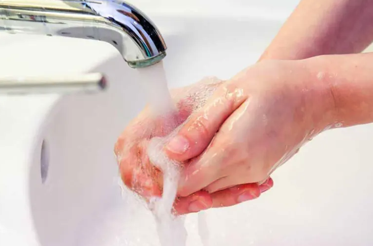 تستغرق 15 دقيقة.. الطريقة الصحيحة لغسل اليدين وتنظيف الأظافر