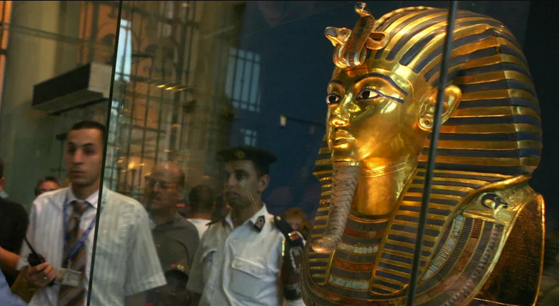 قناع توت عنخ آمون يرحل من التحرير إلى المتحف الكبير