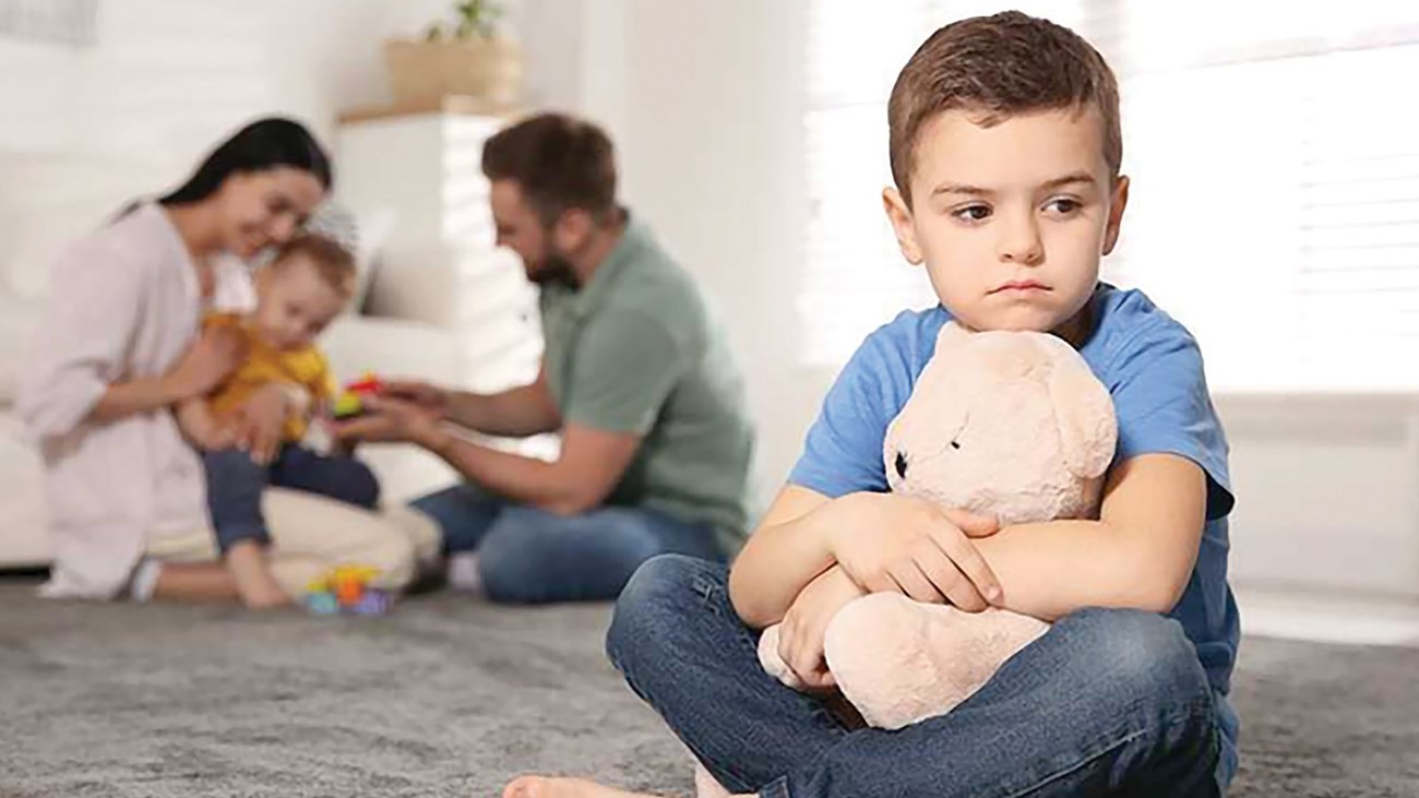 مباح أم محرم.. هل يجوز أن يخص الوالد أحد أولاده بالهبة دون إخوته؟