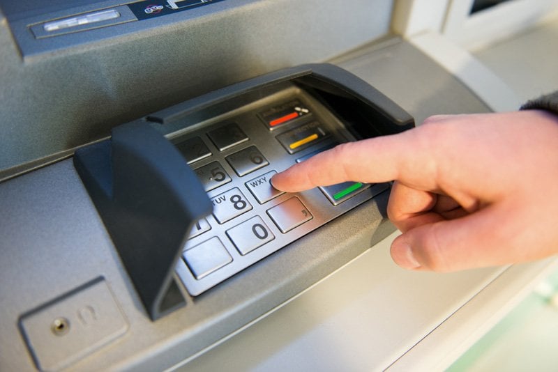 رسوم السحب النقدي من ماكينات ال ATM لجميع البنوك.. والحد الأقصى لعمليات السحب