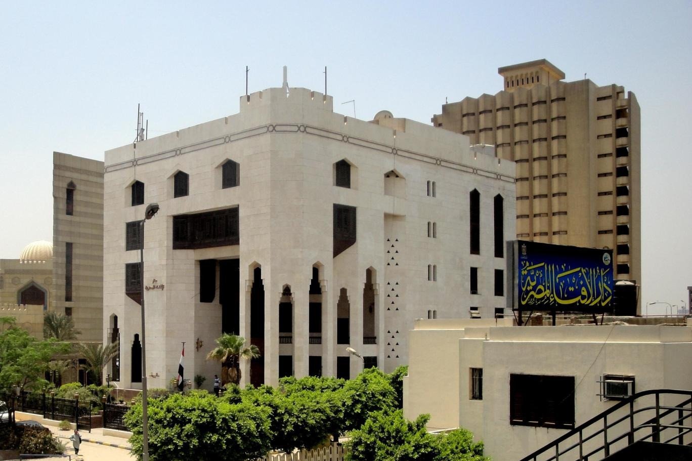 دار الإفتاء تحسم الجدل: يجوز منح زميل العمل من الزكاة إذا لم يكفِه راتبه