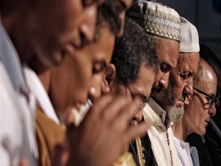 من أين يبدأ الصف خلف الإمام؟.. المفتي يجيب