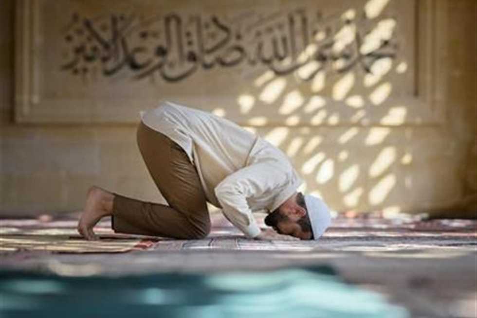 هل يجوز تأخير الصلوات الخمس وجمعها في آخر اليوم؟.. أمين الفتوى يبين