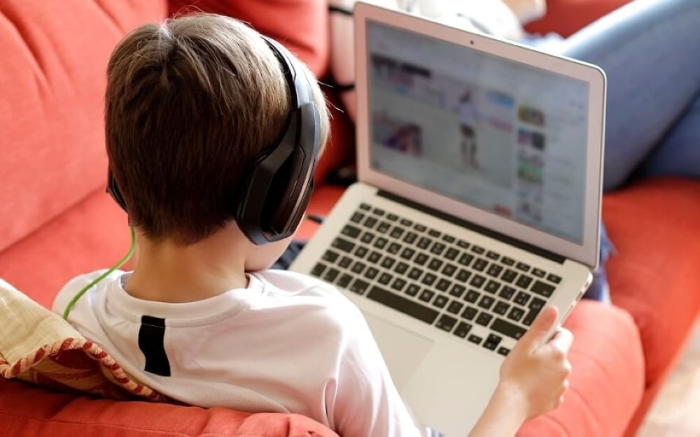 الإنترنت وغياب المتابعة.. أسباب تغير سلوك الأطفال وتعرضه للعنف