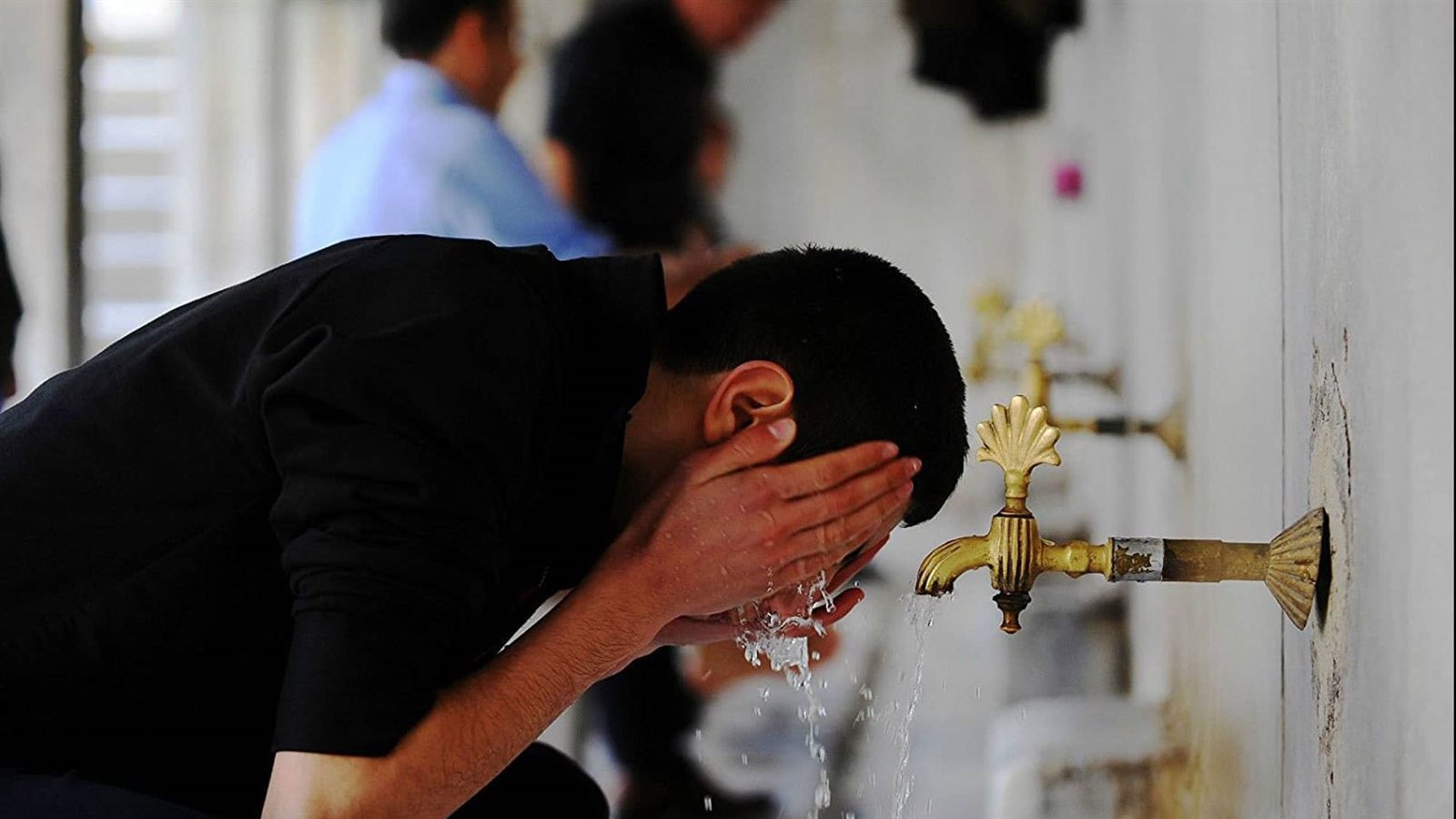 ما حكم مسح الرقبة في الوضوء؟.. اعرف رأي الشرع