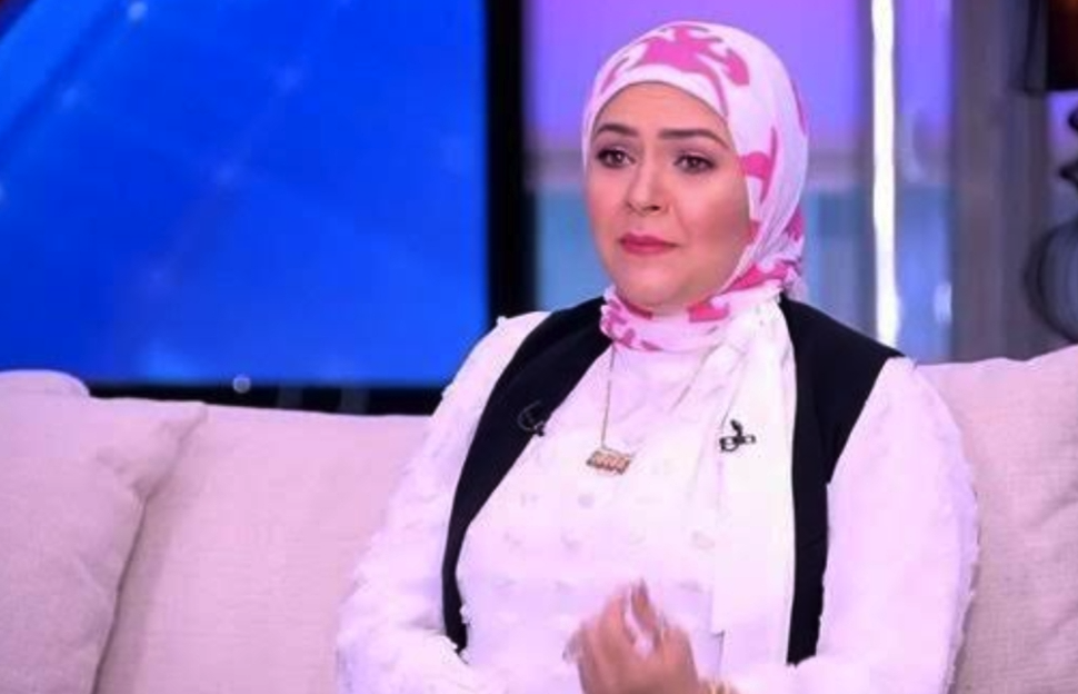 بعد 13 عام من ارتدائه.. منال عبد اللطيف تفاجئ الجمهور بخلع الحجاب