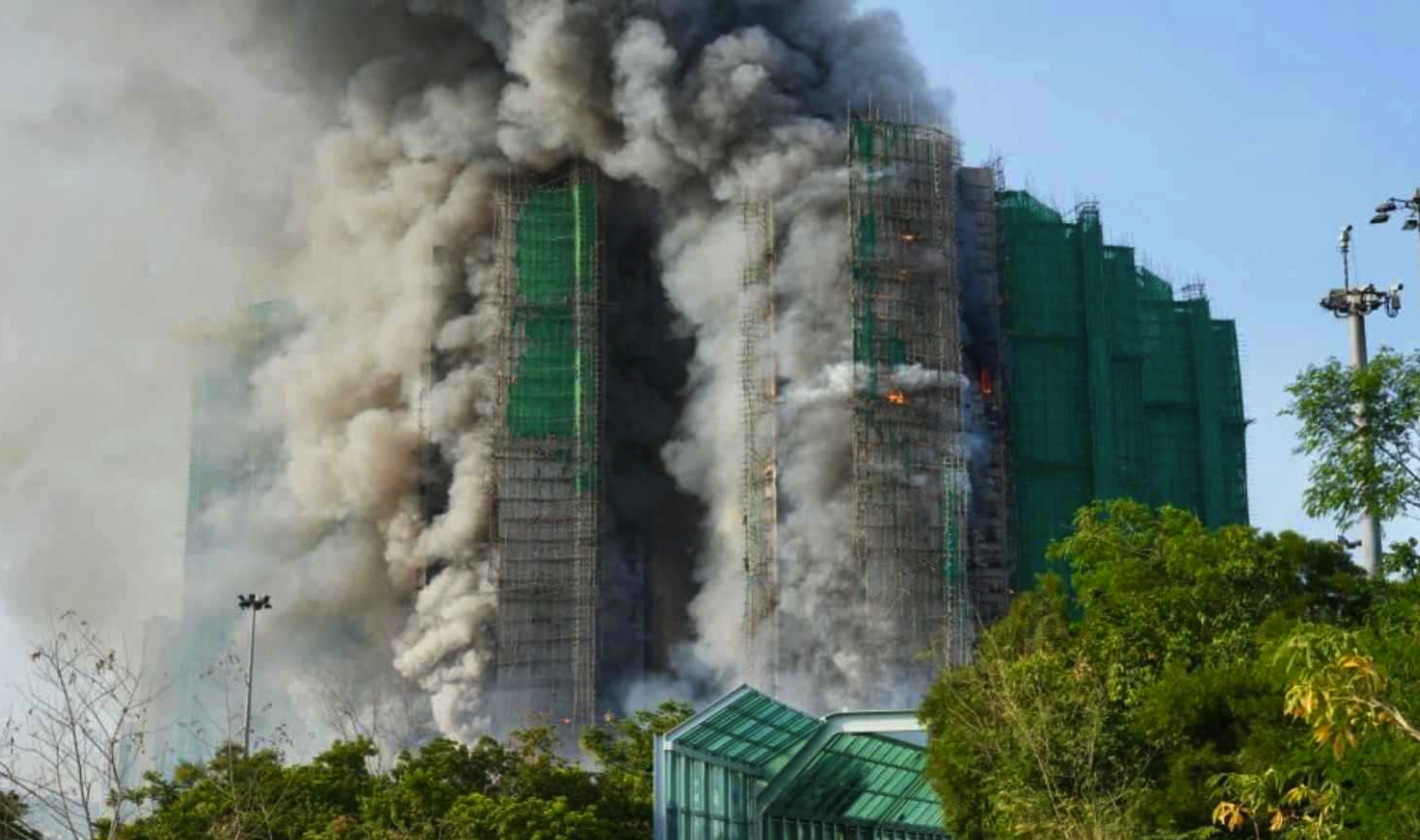 حريق هونج كونج، النيران تلتهم مجمعا سكنيا ومصرع 13 شخصًا على الأقل