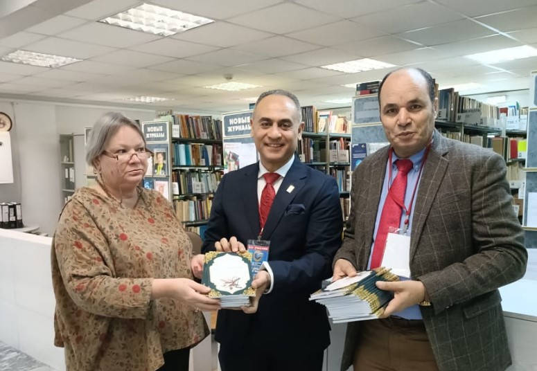 وفد مؤسسة رسالة السلام العالمية يهدي مكتبة جامعة موسكو الاتحادية إصدارات المفكر العربي على الشرفاء (صور)