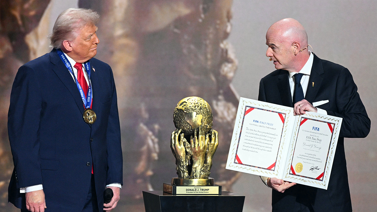 ترامب يفوز بجائزة الفيفا للسلام من الاتحاد الدولي لكرة القدم