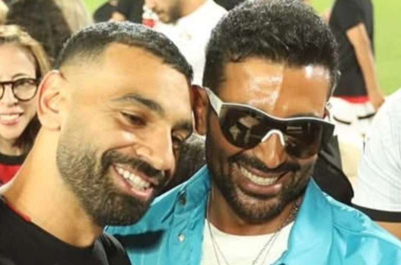 قبل أمم إفريقيا.. شاهد أحمد سعد يهدي محمد صلاح أغنية «فخر العرب المصري»