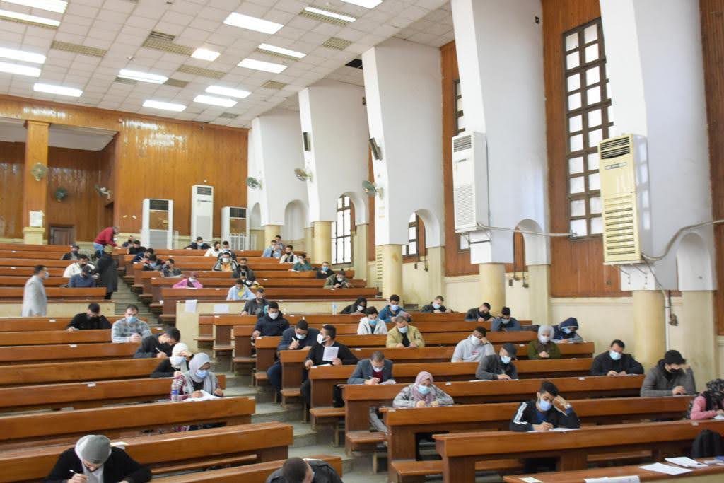 على رأسها الموبايل.. زراعة القاهرة تصدر قائمة بالمحظورات في لجان الامتحانات