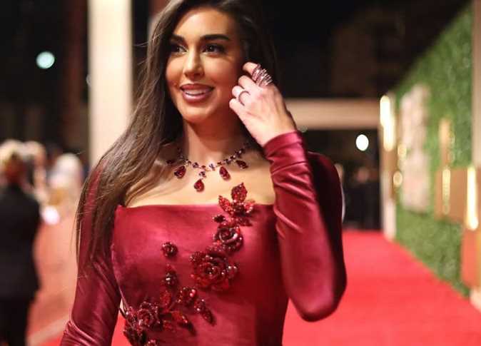 ياسمين صبري تشعل السجادة الحمراء في مهرجان البحر الأحمر السينمائي