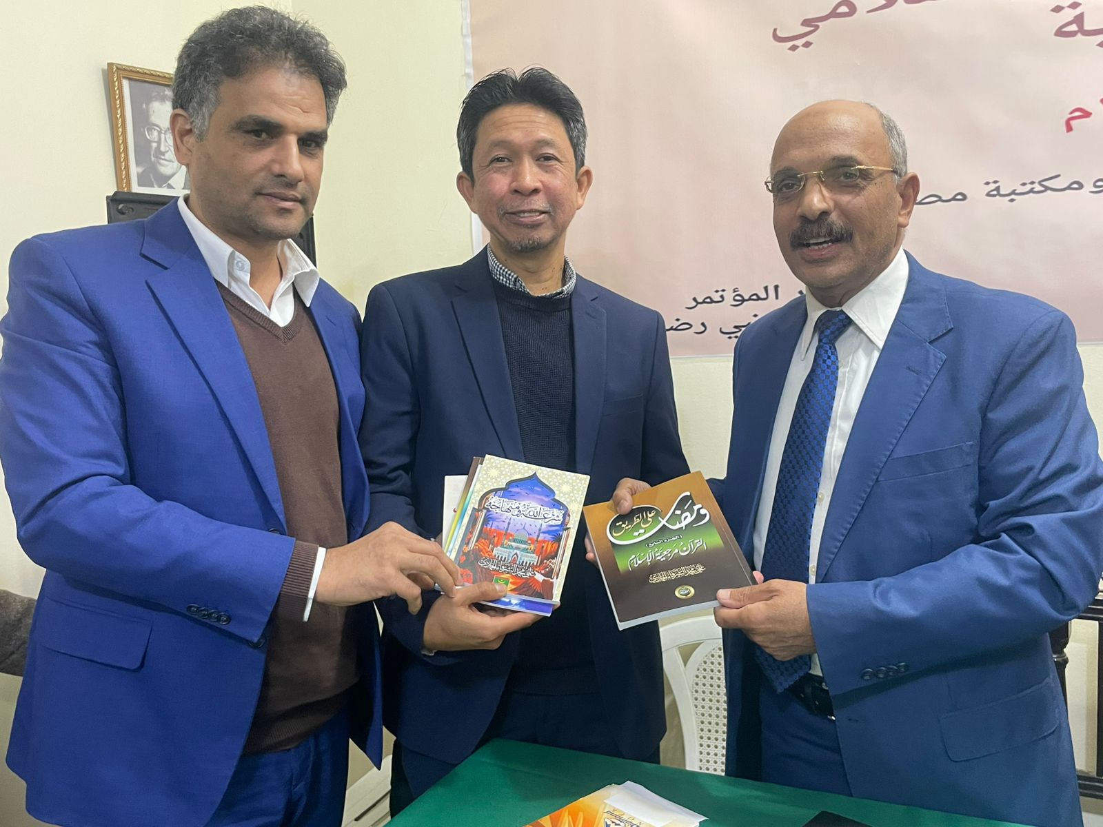 اهداء مؤلفات المفكر  علي الشرفاء لأستاذ بجامعة العلوم الإسلامية في ماليزيا
