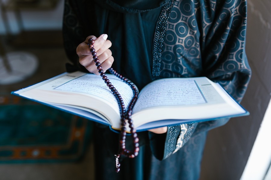 هل يجوز قراءة القرآن الكريم في غير اتجاه القبلة؟..«الإفتاء توضح »