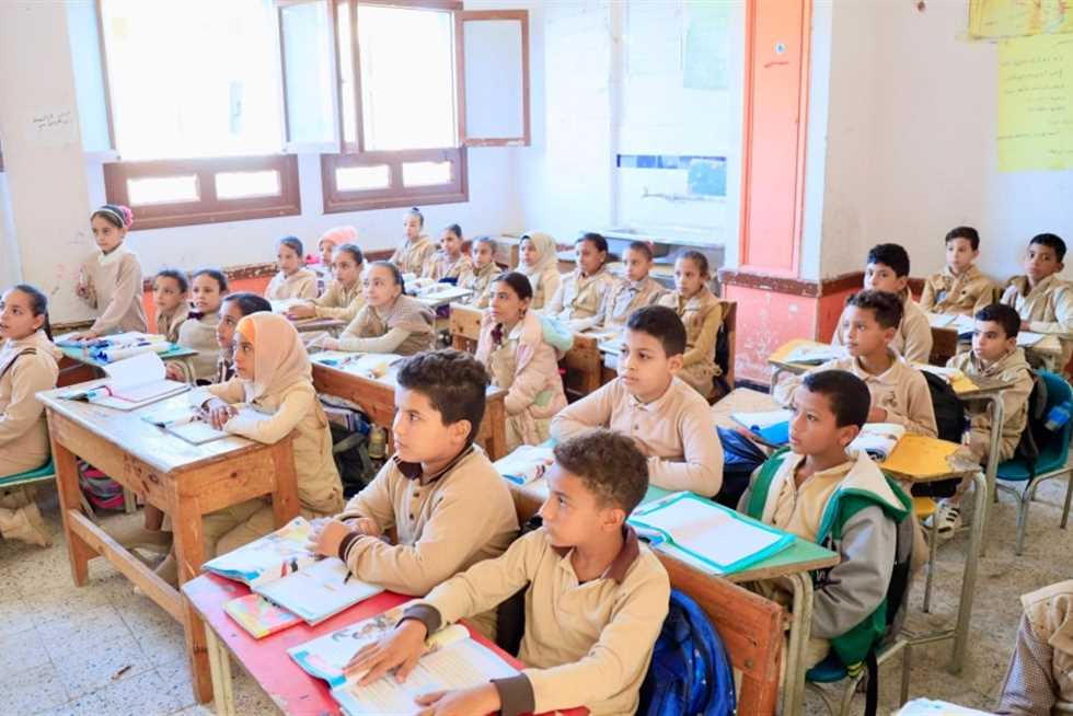 موعد امتحانات الترم الأول 2026 يبدأ رسميًا لطلاب المدارس والجامعات