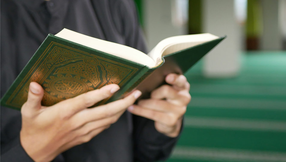 ماحكم التعوذ من العذاب عند قراءة آية فيها وعيد أثناء الصلاة أو سماعها؟
