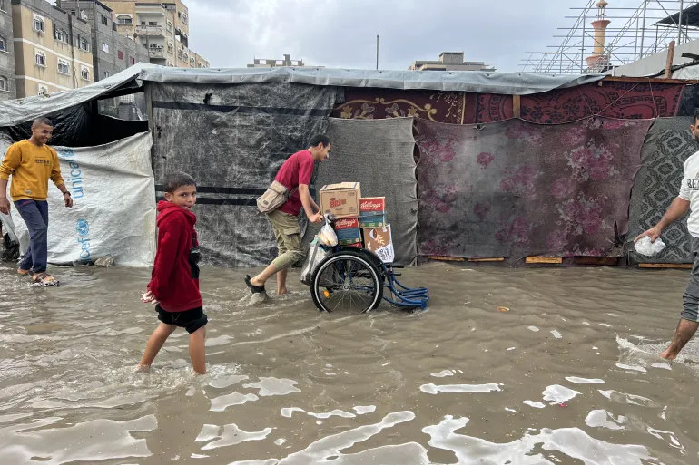 قصف إسرائيلي متواصل شرق غزة وسيول الأمطار تُغرق خيام النازحين