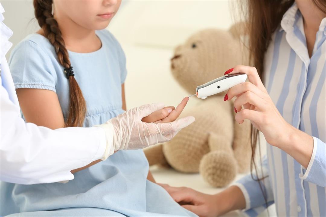 كيف تتعامل مع طفلك المصاب بالسكري؟ نصائح مهمة للأب والأم