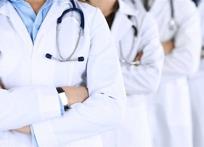 حوافز استثنائية أو بدل طبي.. تحرك برلماني لمواجهة هجرة الأطباء