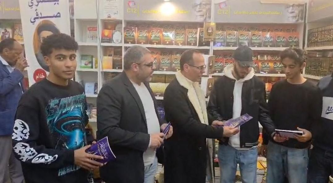 مجموعة من الشباب فى زيارة  لجناح مؤسسة رسالة السلام فى معرض القاهرة الدولي للكتاب