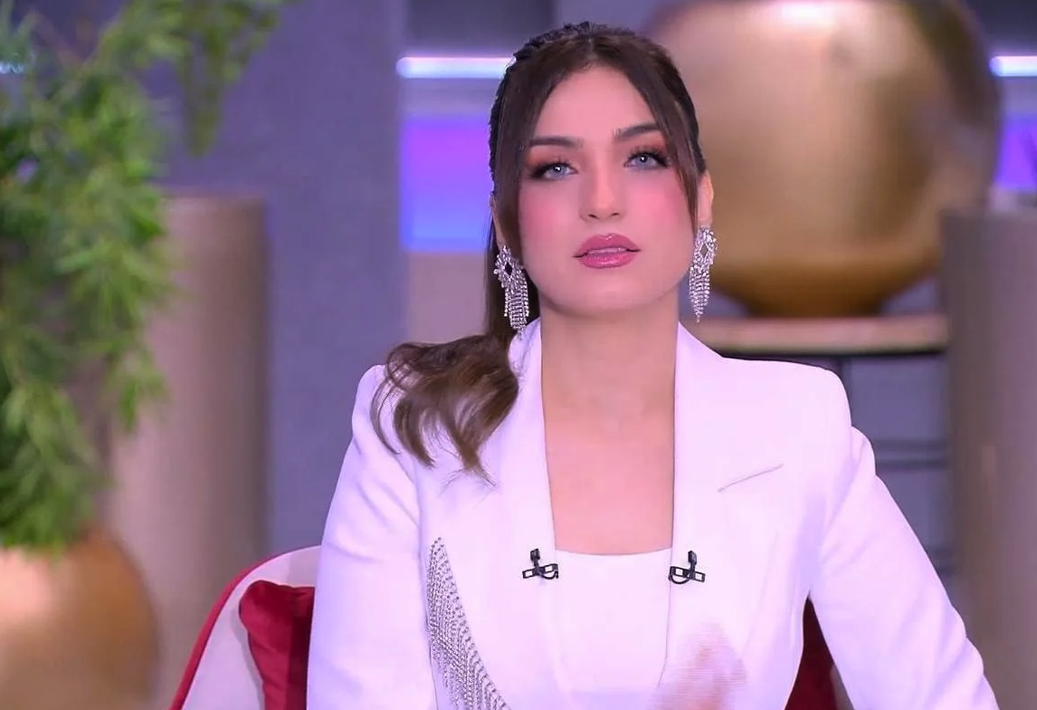 ياسمين عز تثير الجدل مجددًا: " اصبغي لجوزك شعرك زي نادية الجندي"