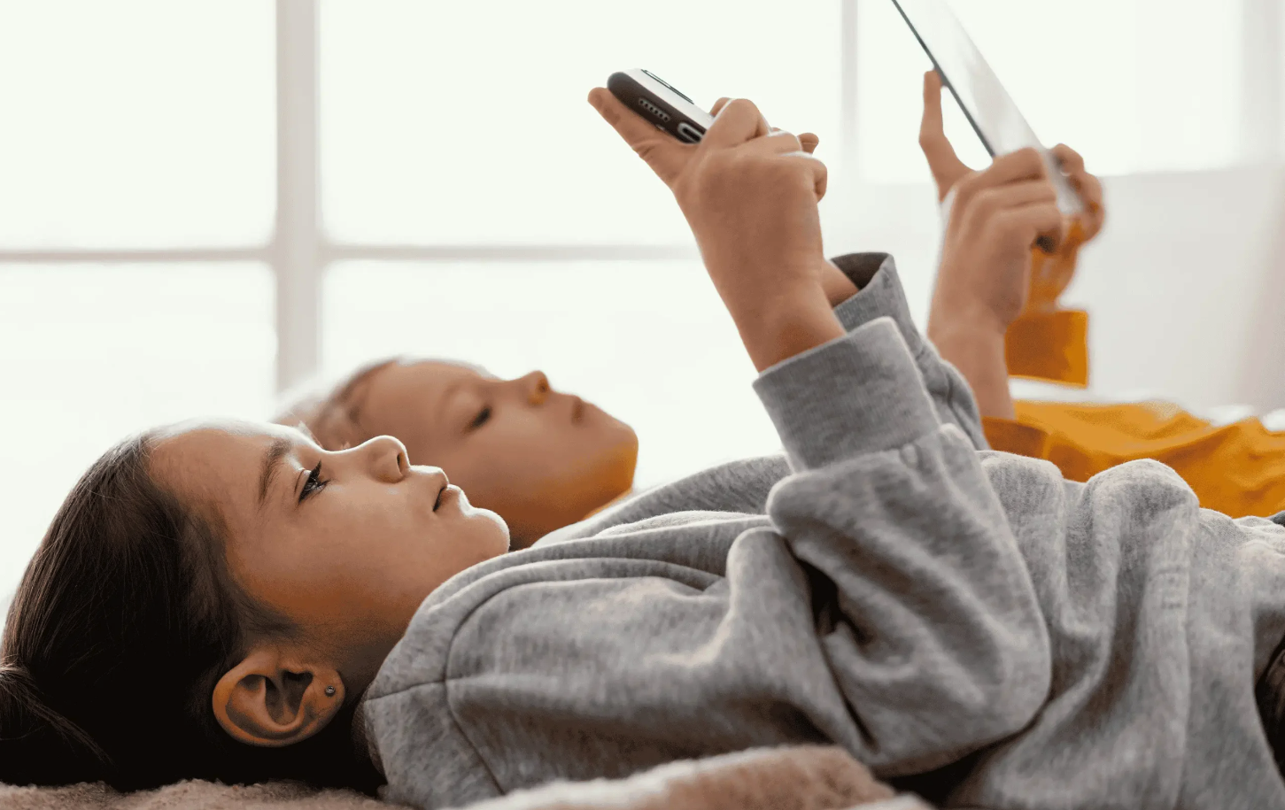 كيف يؤثر استخدام وسائل التواصل الاجتماعي على ثقة المراهقين والأطفال بأنفسهم؟
