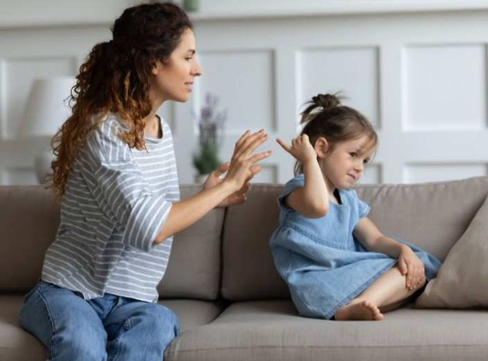 3 أسباب تغفل عنها الأم وتؤدي إلى تدني درجات طفلها المدرسية