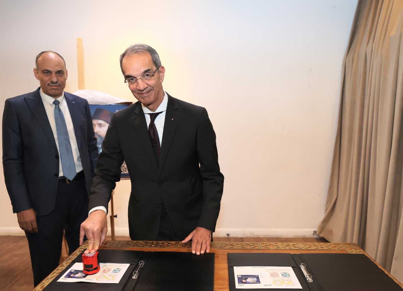 وزير الاتصالات يدشن طابع بريد تذكاريًا بمناسبة مرور 160 عامًا على إصدار أول طابع بريد مصري