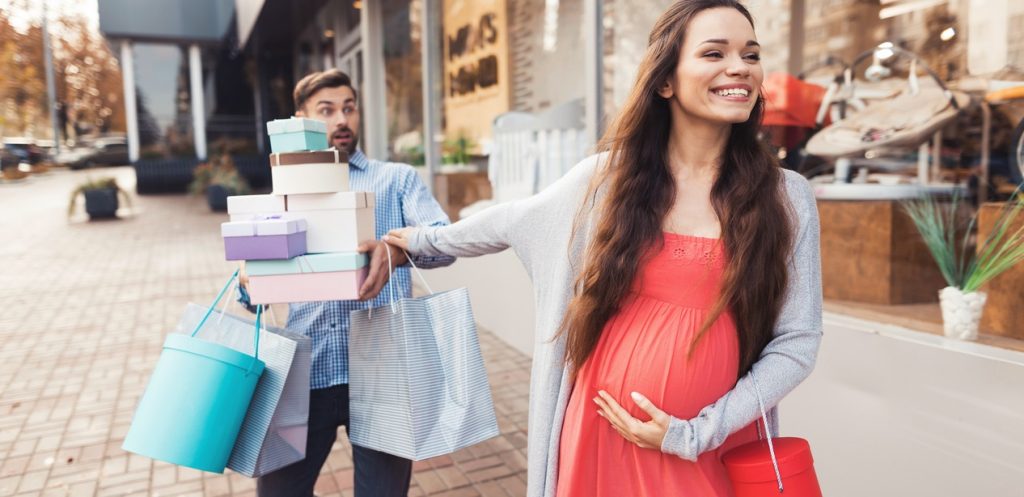 بين الراحة والأناقة.. كيف تختار الحامل ملابسها؟