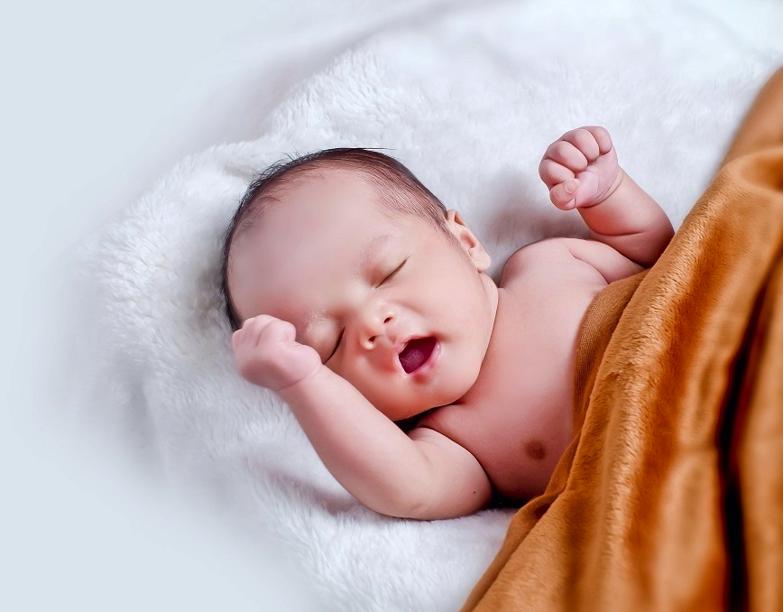 حركات غير متوقعة يفعلها مولودك: متى تكون طبيعية ومتى تصبح جرس إنذار؟