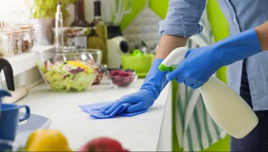 بعد عزومات العيد.. طرق بسيطة للتخلص من الروائح العالقة في المطبخ