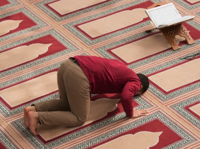 ما حكم الدعاء بآية من القرآن حال السجود في الصلاة؟.. الإفتاء تجيب