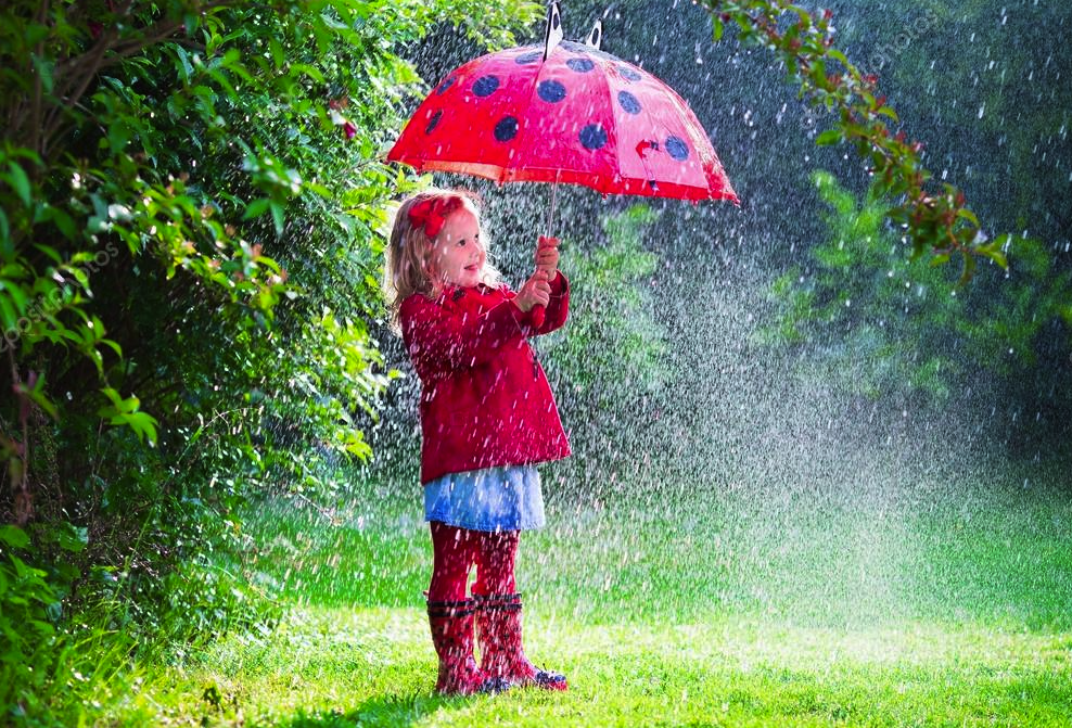 كيف تحمي أطفالك أثناء الخروج في المطر؟