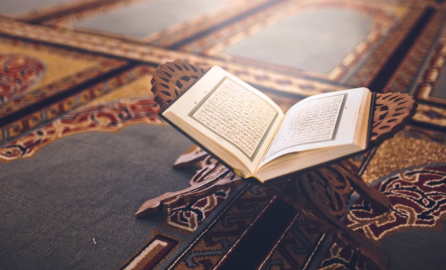 ما شروط تلاوة القرآن وحكم اللهو أو التدخين وقت القراءة؟.. الإفتاء تُجيب