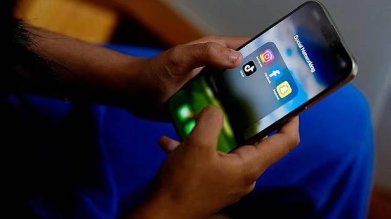 منع استخدام السوشيال ميديا لمن هم دون 15 عامًا في هذه الدولة.. تفاصيل