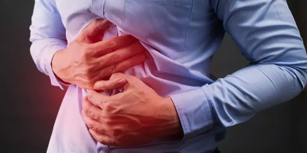 4 أسباب شائعة لآلام المعدة بعد العشاء وطرق تجنبها