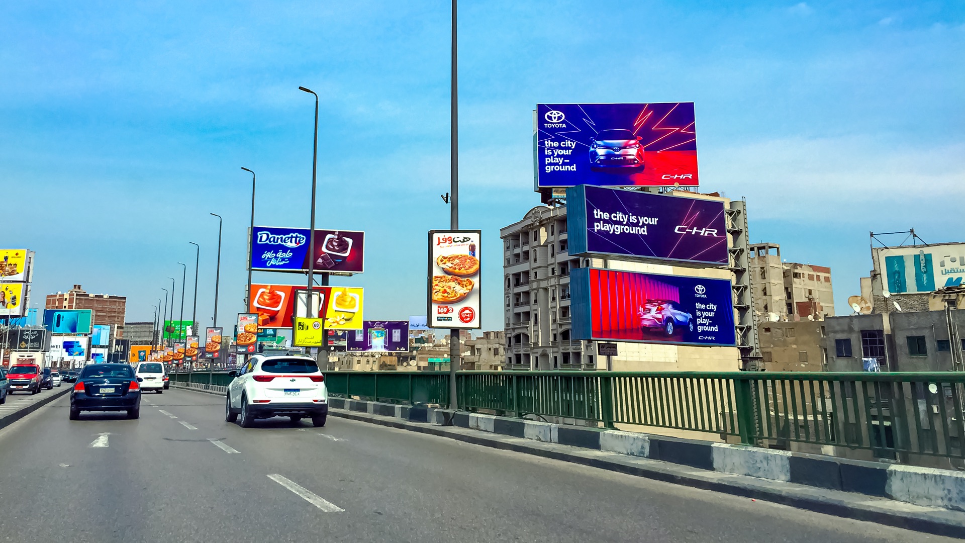 الحكومة تعتمد ضوابط جديدة لترشيد إضاءة الإعلانات على الطرق