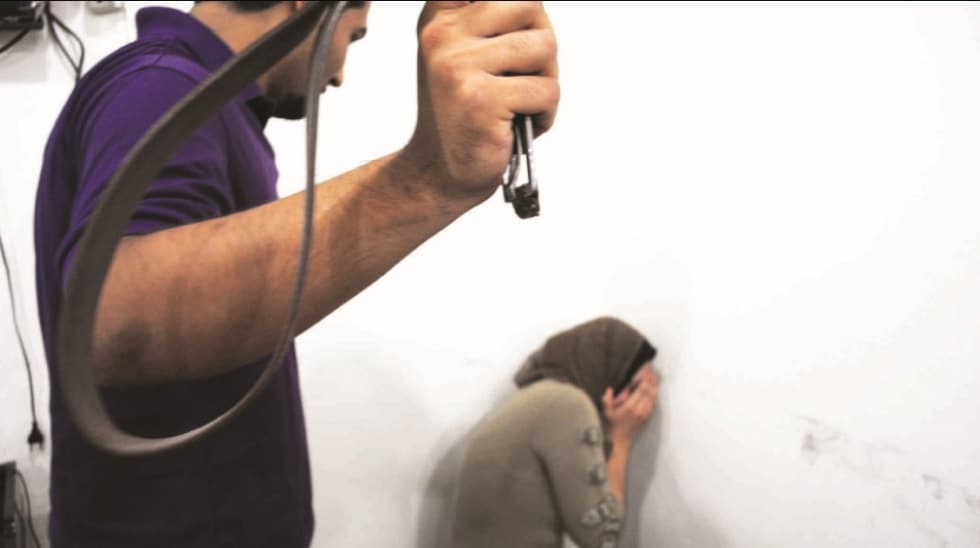ما حكم الشرع في ضرب الزوج لزوجته؟.. أمين الفتوي يُجيب