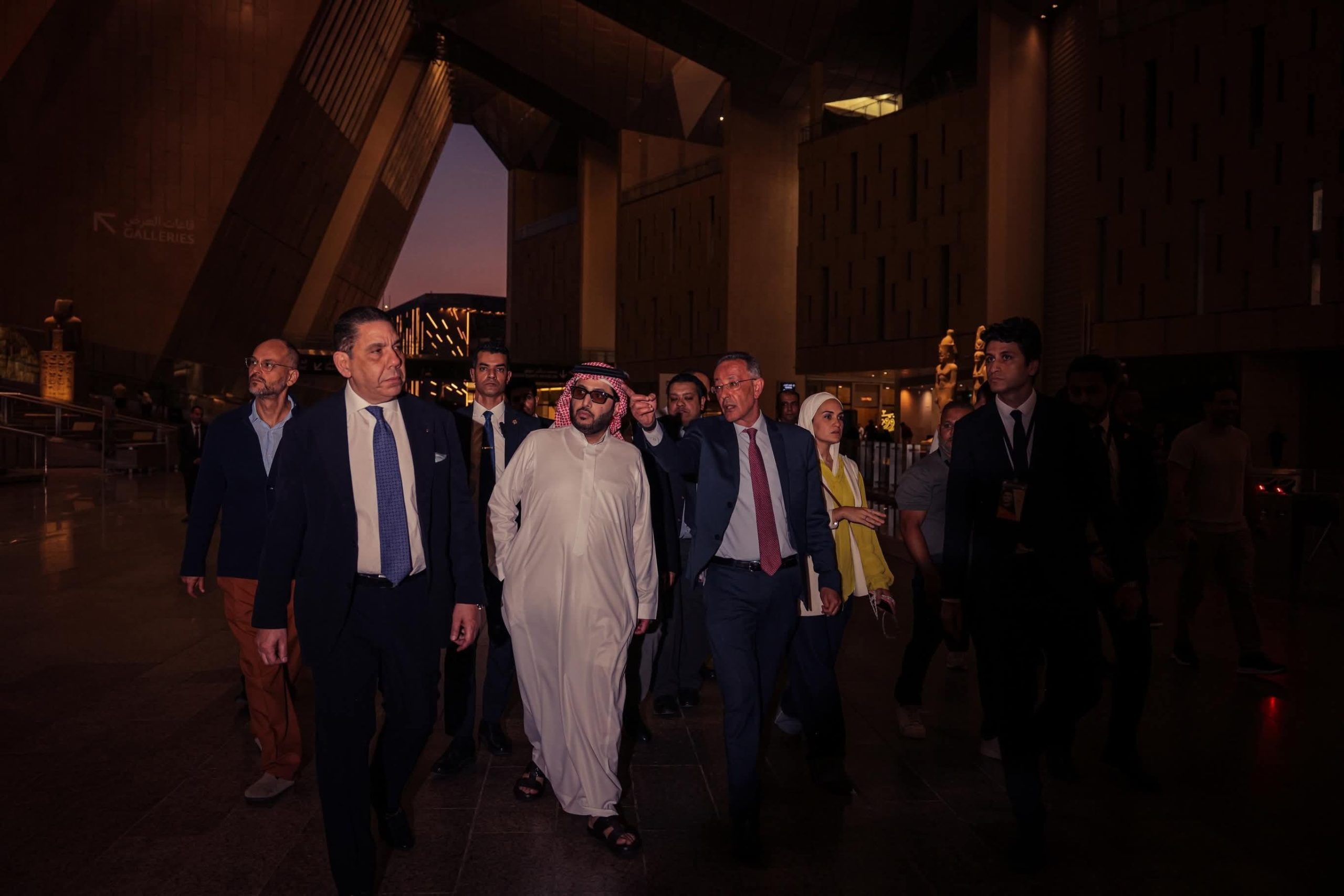 تركي آل الشيخ يهدي المتحف المصري الكبير كنزًا تاريخيًا نادرًا