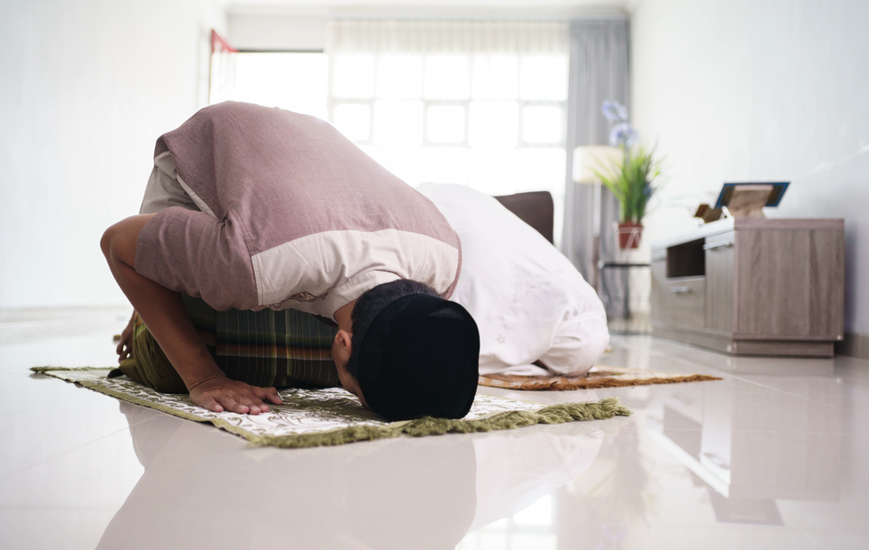 هل تصح صلاة الرجل جماعة بزوجته في المنزل؟ .. الإفتاء تُجيب