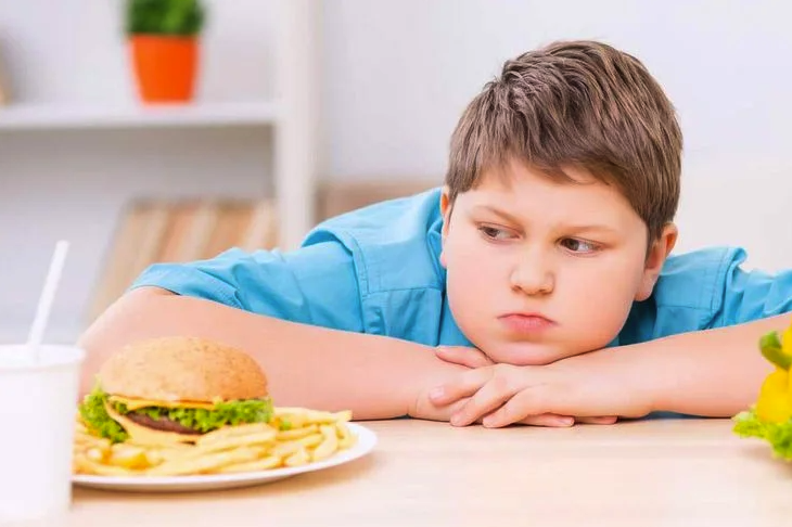 ناقوس خطر.. حسام موافي يكشف خطورة السمنة المفرطة لدى الأطفال