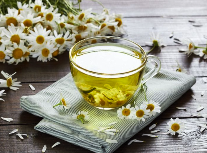 أعشاب لعلاج المغص والإسهال.. أشهرها ورق التوت والزنجبيل