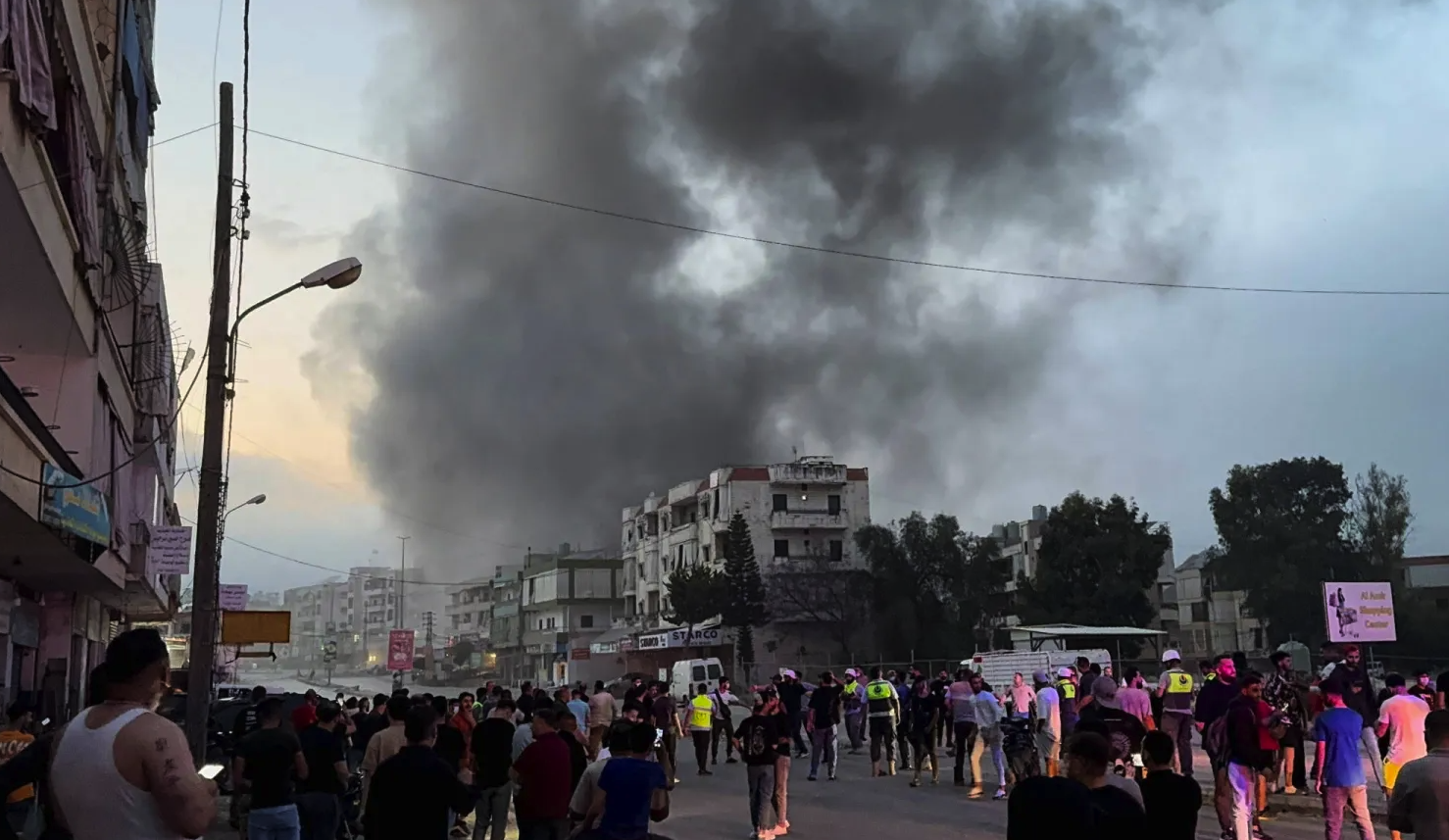 احتفالات إيرانية بإطلاق صواريخ على مواقع عسكرية في إسرائيل