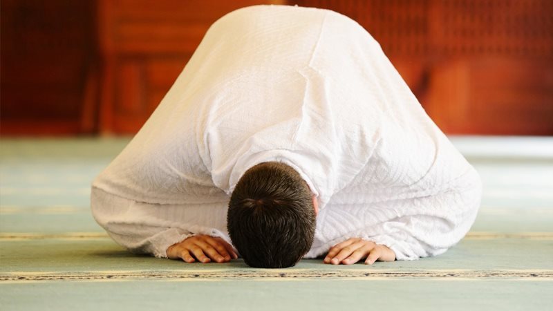 ما حكم من عجز عن أداء الصلاة في وقتها؟.. الإفتاء تُجيب