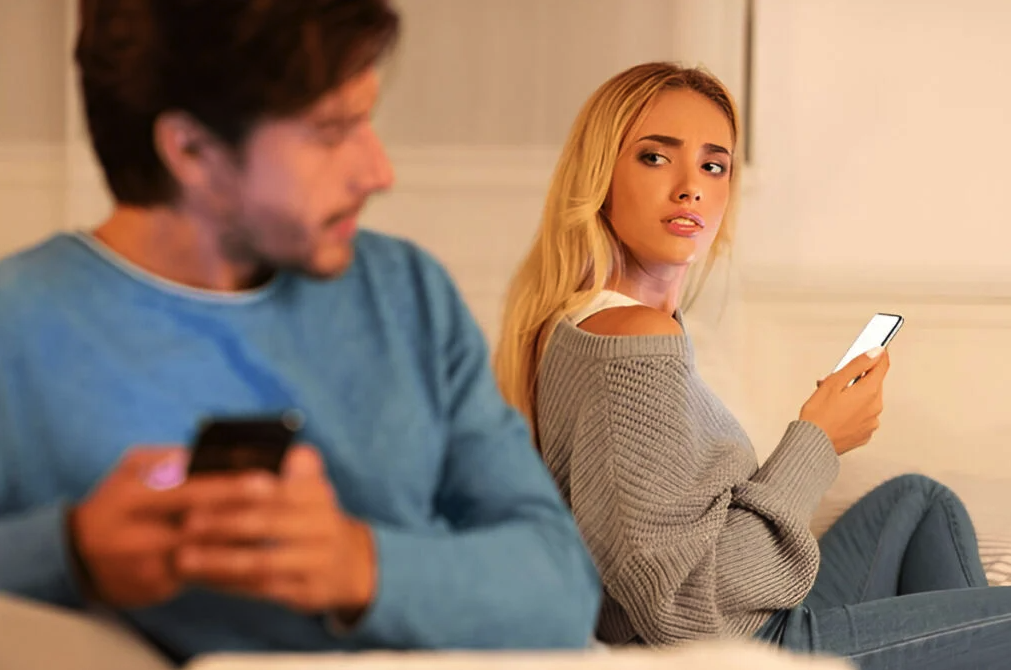 لماذا يهرب بعض الأزواج إلى الهاتف بدلا من الحديث مع شريك الحياة؟