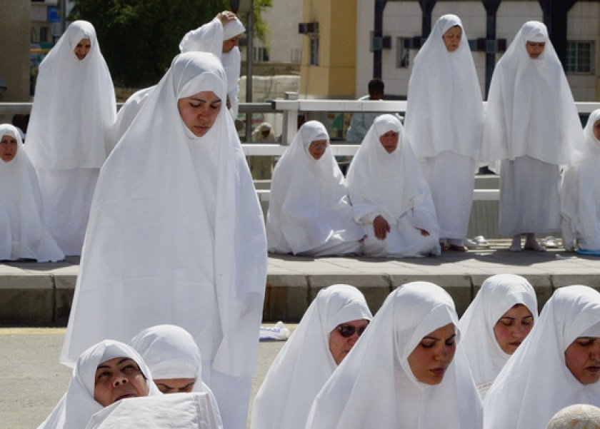 ما حكم سفر المرأة لأداء العمرة والحج بدون محرم؟ .. الإفتاء تُجيب