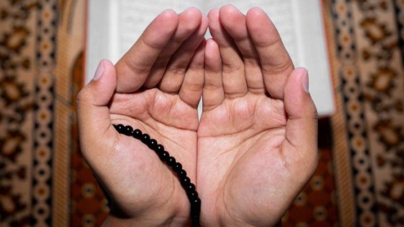 ما حكم ذكر اسم الشخص في الدعاء في الصلاة؟