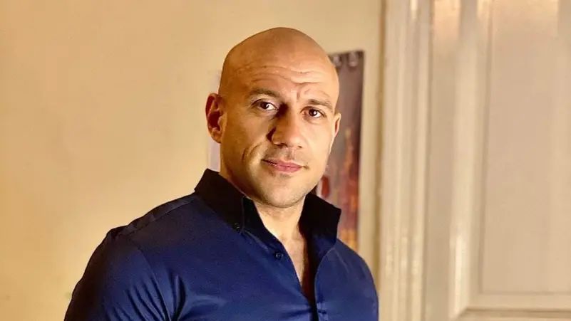 بعد 17 عامًا.. أحمد مكي يدرس تقديم الجزء الثاني من «طير أنت»