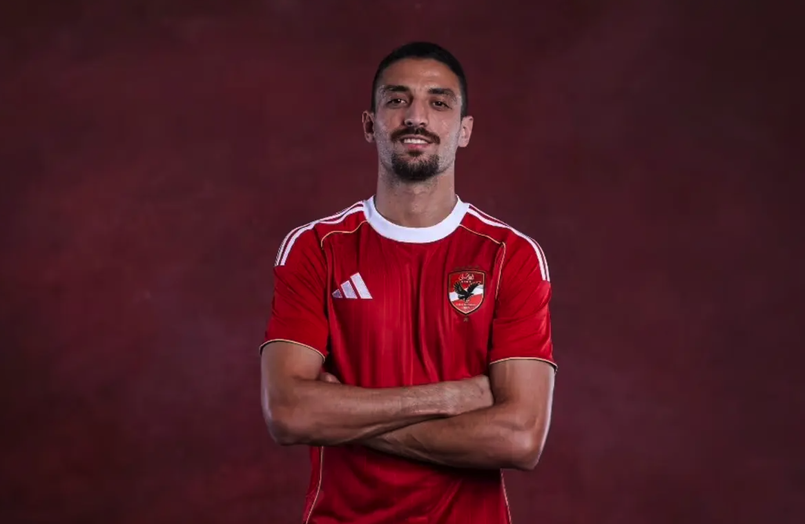 الأهلي يعلن تمديد التعاقد مع طاهر محمد لمدة عامين