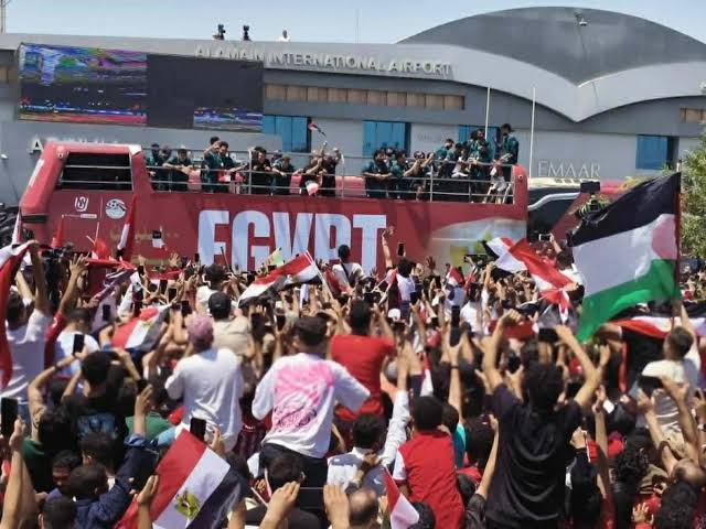 "رجالة مصر شرفتونا".. استقبال جماهيري للفراعنة بعد إنجاز كأس العالم
